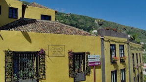 Un immeuble jaune avec une enseigne indiquant « Apartamentos San Antonio ».