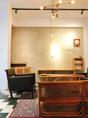 42-英寸LED 电视 （配备数码频道）、电视