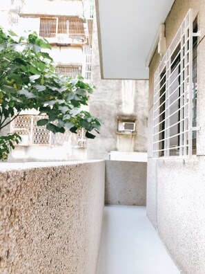 Căn hộ tiện nghi đơn giản | Hiên