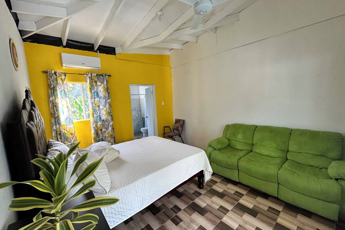 1 kamar tidur dan dilengkapi dengan perabotan berbeda-beda