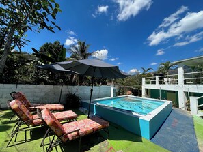 Outdoor pool, pool umbrellas, sun loungers - Caldo Tours (Ewarton)