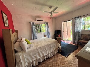 Classic Room | Individually furnished, blackout drapes, soundproofing - Caldo Tours (Ewarton)