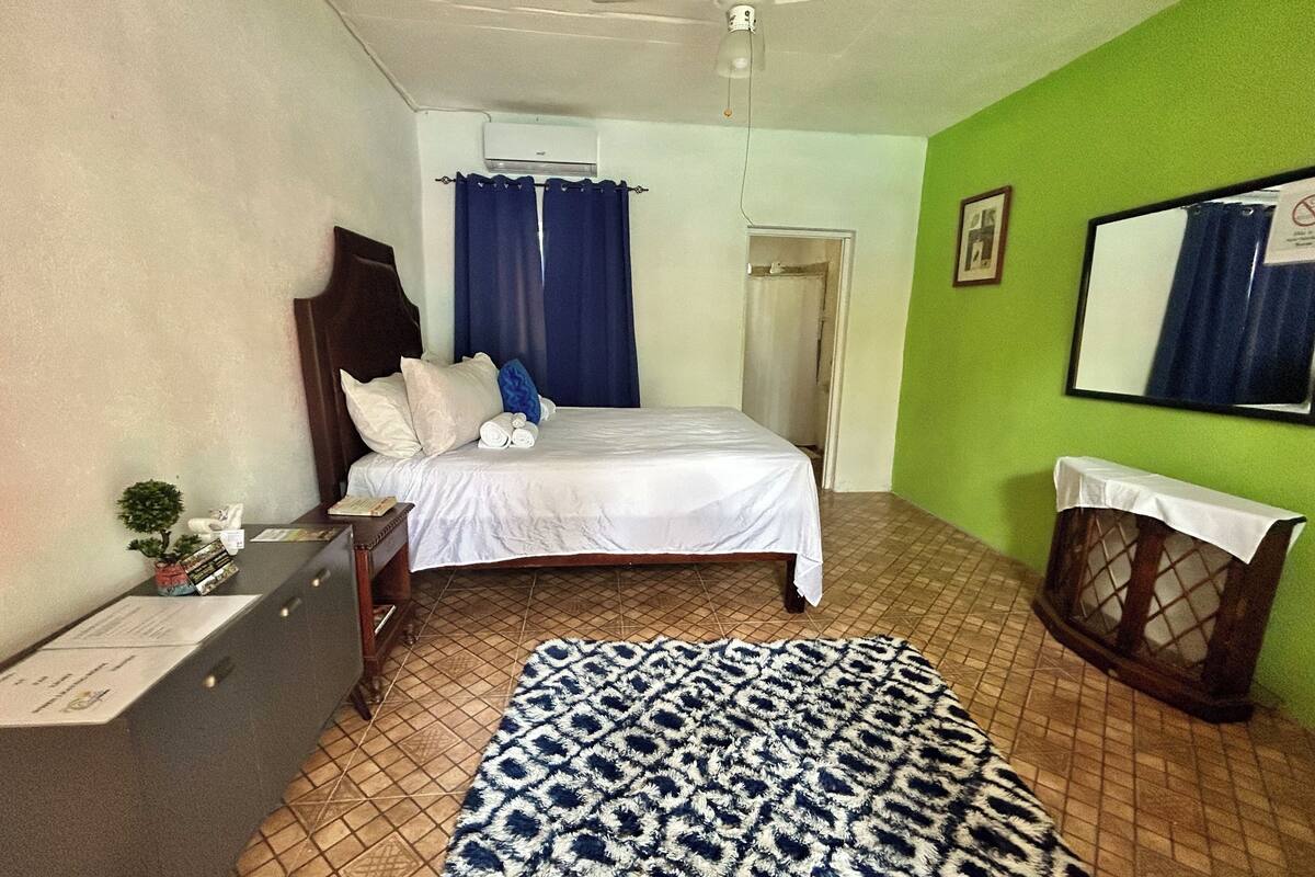 1 kamar tidur dan dilengkapi dengan perabotan berbeda-beda