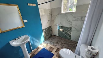 Family Apartment | Bathroom | Shower, rainfall showerhead, hair dryer, towels