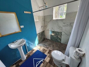 Family Apartment | Bathroom | Shower, rainfall showerhead, hair dryer, towels