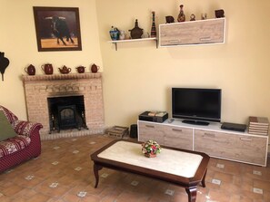 Televisión de pantalla plana, chimenea, reproductor de DVD, futbolito