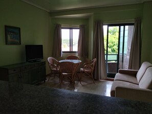 1 habitación, tabla de planchar con plancha y ropa de cama