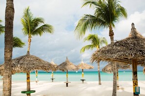 Plage, chaises longues, serviettes de plage