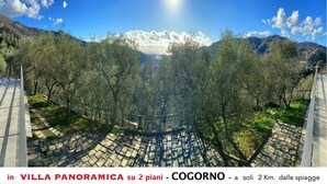 Een panoramisch uitzicht vanuit Villa Panoramica, over twee verdiepingen, met zicht op een stad en bergen.