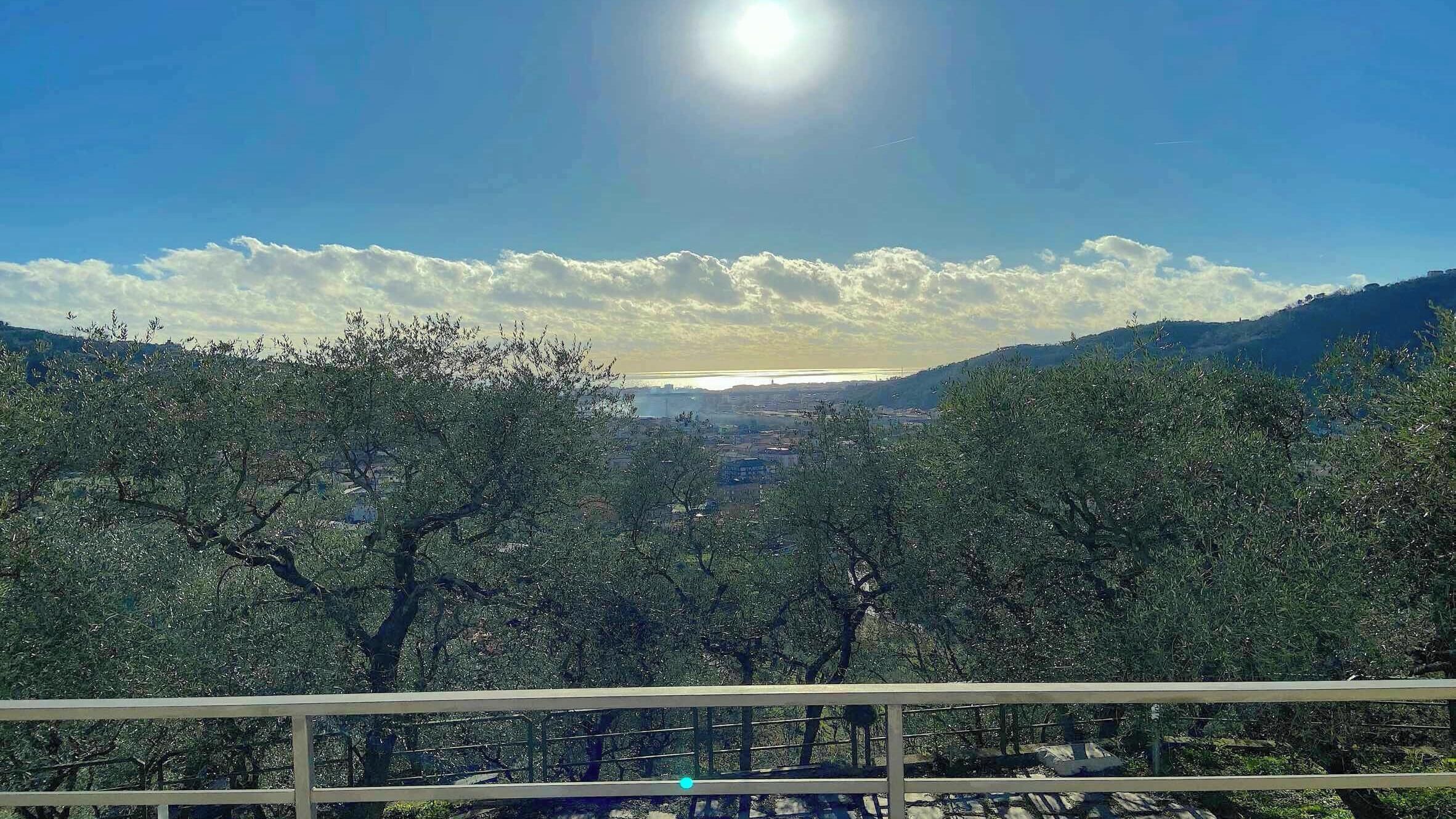 Weitläufige Aussicht von der Villa Panoramica über zwei Etagen, mit Blick auf Coggon.