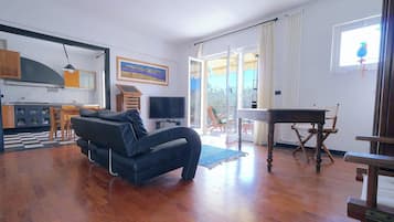 Fernseher, Kamin, TischfuĂball, BĂŒcher