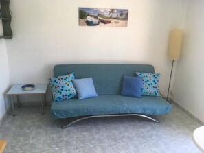 Apartment, 1 Schlafzimmer, Balkon, Stadtblick | Wohnzimmer | Fernseher