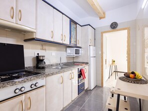 Een koelkast, een microgolfoven, een koffiezetapparaat/waterkoker