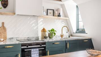 Cosy Loft Apartment - minutes from Angel Tube St. (Apt. 5) | Private kitchen | Full-size fridge, microwave, oven, stovetop