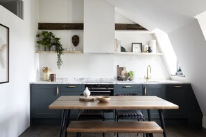 Design-Loft, 1 Queen-Bett und Schlafsofa, Nichtraucher, Stadtblick | Eigene Küche | Großer Kühlschrank, Mikrowelle, Ofen, Herdplatte
