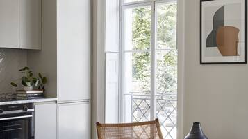 Design-lejlighed - 1 queensize-seng med sovesofa - ikke-ryger - byudsigt | OpholdsomrÄde | 42-tommers LED-tv med digitale kanaler, tv, Netflix