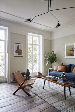 Design appartement, 1 queensize bed met slaapbank, niet-roken, uitzicht op stad | Woonruimte | Een 42-inch ledtelevisie met digitale zenders, een televisie en Netflix