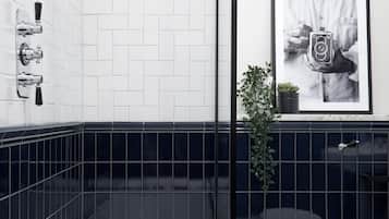 Contemporary Studio - minutes from Angel Tube St. (Apt 1) | Bathroom | Shower, hydromassage showerhead, designer toiletries, hair dryer