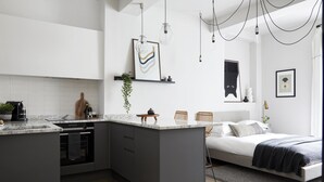 Eine moderne Küche mit Kochinsel, integriertem Backofen und Essbereich mit einer Bank.