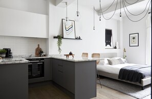 City studio, 1 queensize bed, niet-roken, uitzicht op stad | Woonruimte | Een 42-inch ledtelevisie met digitale zenders, een televisie en Netflix