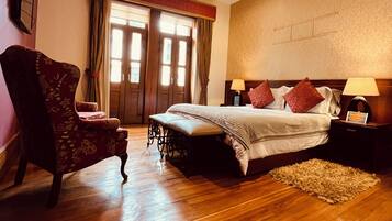 Habitació júnior, balcó | Roba de llit d'alta qualitat, cobrellits i decoració individual