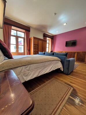 Suite monolocale, balcone | Biancheria da letto di alta qualità, copriletto in piuma