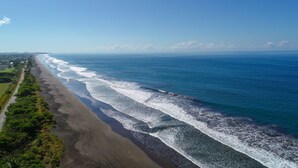 Un paisaje costero con una playa arenosa y olas marinas.