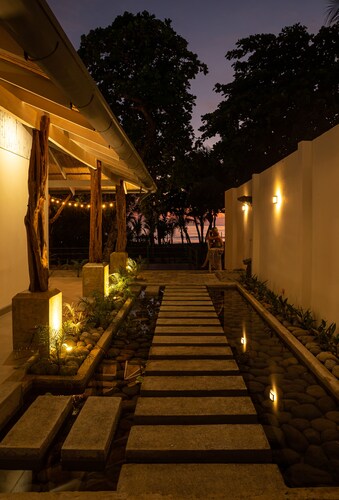 Stunning OCEANFRONT Beach Villa! Just steps to warm sand and cool ocean water