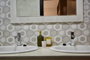 Artículos de tocador de diseñador, secador de pelo, toallas, jabón