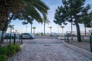 المنطقة المحيطة بالمنشأة