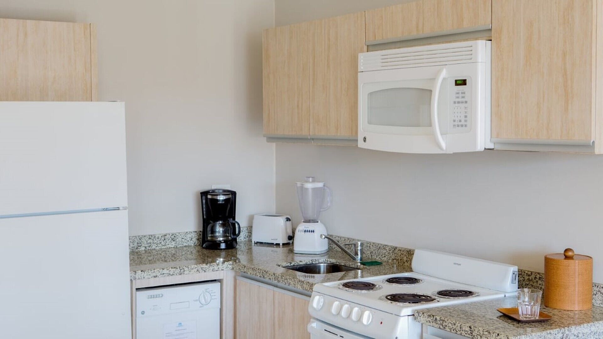 Coffee/tea maker, fridge, microwave, oven