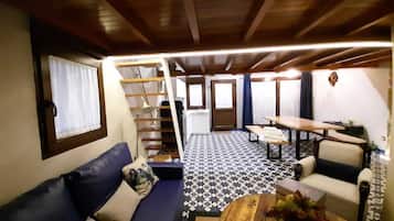 Een televisie en een open haard