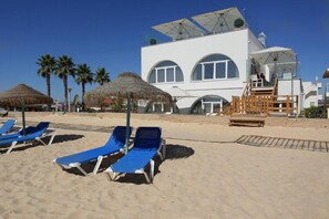 On the beach, white sand, sun loungers, beach umbrellas - Golden Beach Guesthouse (Faro)