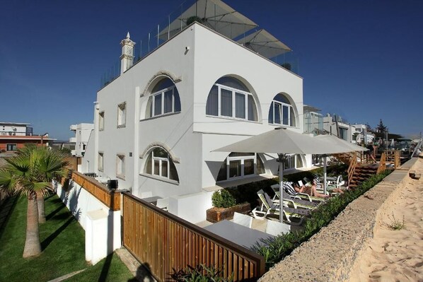 Front of property - Golden Beach Guesthouse (Faro)