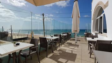 Desayuno buffet (EUR 10 por persona)