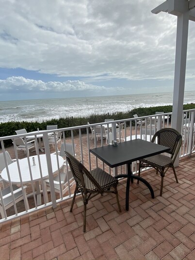 2 min walk, beachside pool, bar and outside dining, 16tennis courts .Gated.