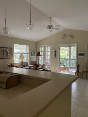 TV - 2 min walk, beachside pool, bar and outside dining, 16tennis courts .Gated. (Vero Beach)
