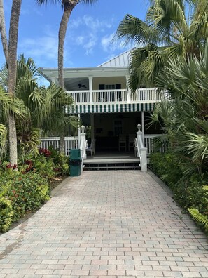 Exterior - 2 min walk, beachside pool, bar and outside dining, 16tennis courts .Gated. (Vero Beach)