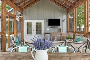 Interior - 2 min walk to Main St - Screened Porch, Hot Tub, Bocce - Great for Groups (Fredericksburg)