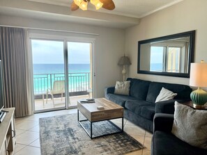 Een smart-tv, een dvd-speler en boeken