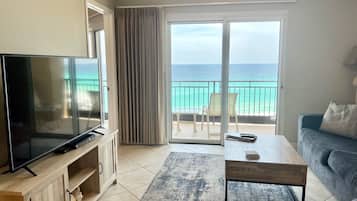 Smart-tv, dvd-spelare och böcker