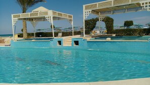 Outdoor pool, open 9:00 AM to 6:00 PM, pool umbrellas, sun loungers - New Da Vinci Hotel (Hurghada)
