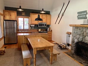 Fridge, microwave, oven, stovetop - Cozy home in heart of Sunriver w/ hot tub, close to Mt Bachelor (Sunriver)