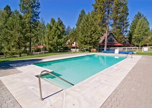 Outdoor pool - Cozy home in heart of Sunriver w/ hot tub, close to Mt Bachelor (Sunriver)