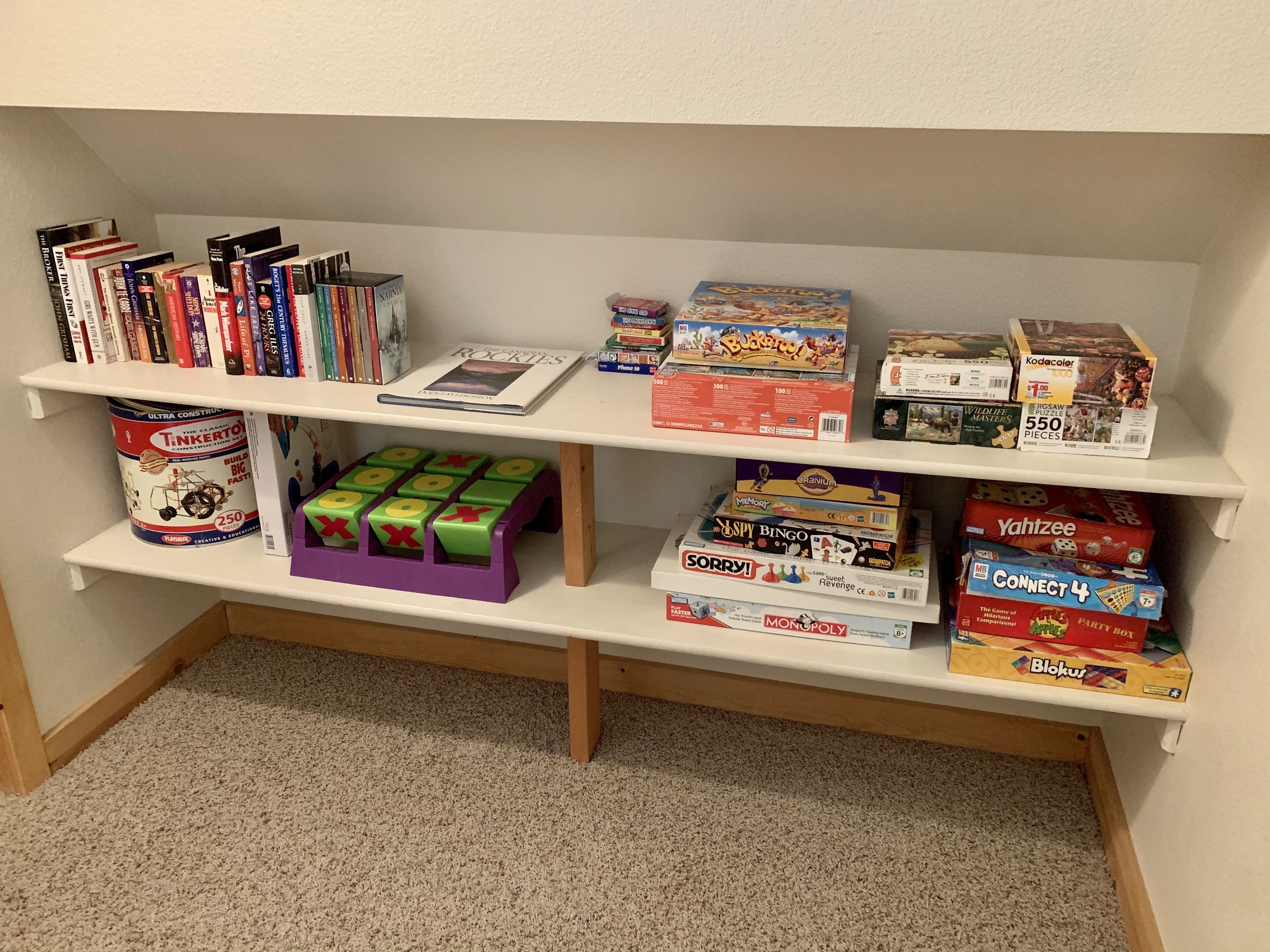 Een boekenplank met verschillende gezelschapsspellen en boeken.