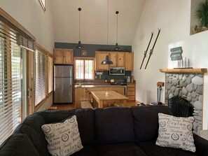 Smart TV, fireplace, video games, books - Cozy home in heart of Sunriver w/ hot tub, close to Mt Bachelor (Sunriver)