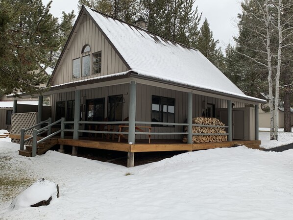 Exterior - Cozy home in heart of Sunriver w/ hot tub, close to Mt Bachelor (Sunriver)