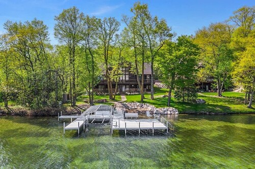 Luxurious Expansive Cabin Escape on Gull Lake!