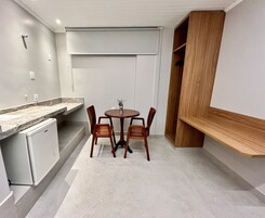 Quarto casal superior, 1 cama de casal | Área de estar | TV LCD