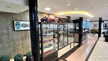 Una tienda con un escaparate de vidrio y un letrero encima.